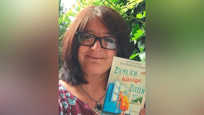 Angelika Schwarzhuber mit ihrem Roman, der nun auch als Taschenbuch in den Buchhandlungen zu haben ist.