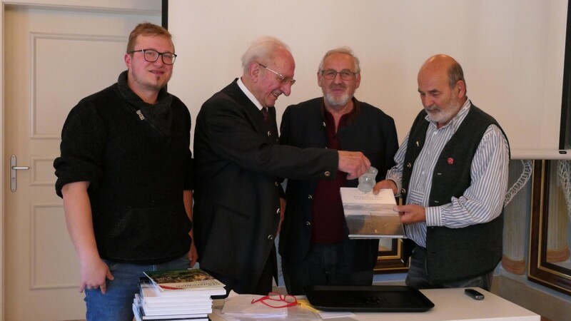 Co Autor Markus Aschenbrenner (v.li.), , Dr. Hans Aschenbrenner, Verleger Hans Schopf sowie der Vorsitzende des Karl Klostermann Vereins und Mitherausgeber Ossi Heindl bei der Buchtaufe.