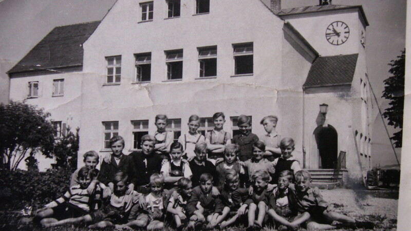 Hans Besl, der in Essenbach schon mehrmals Fotoausstellungen durchgeführt hat, hat auch zum Alten Schulhaus in Ahrain einige Aufnahmen im Archiv, unter anderem diese.