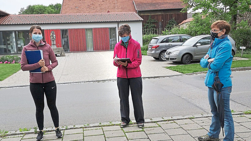 Abteilungsleiterin Anja Laußer (links) belehrt die Teilnehmerinnen über Corona-Schutzmaßnahmen.