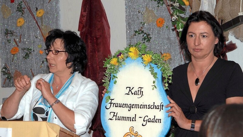 Katharina "Karin" Gath (l.) stellte 2008 engagiert das neue Taferl vor, das seither der kfd Hummel/Gaden bei Festzügen vorangetragen wird.