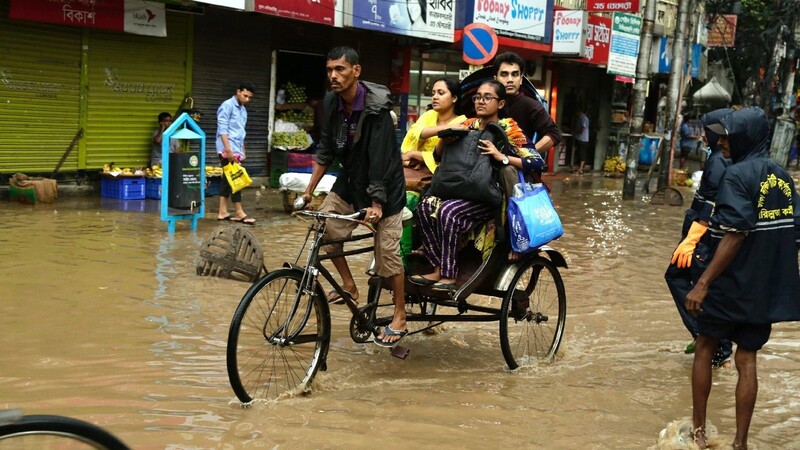 Während schwerer Unwetter sind in Bangladesch mindestens 35 Menschen infolge von Blitzschlägen ums Leben gekommen.