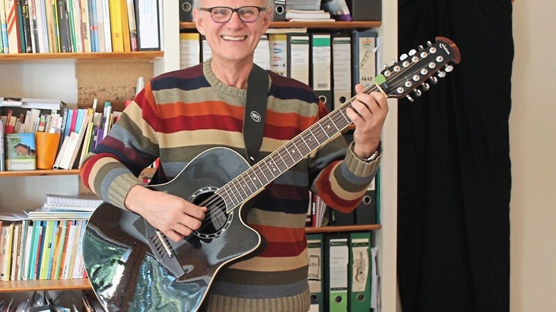 So kennt und liebt die Gemeinde "ihren" Diakon Walter Peter: mit Gitarre im Arm und strahlendem Lächeln.