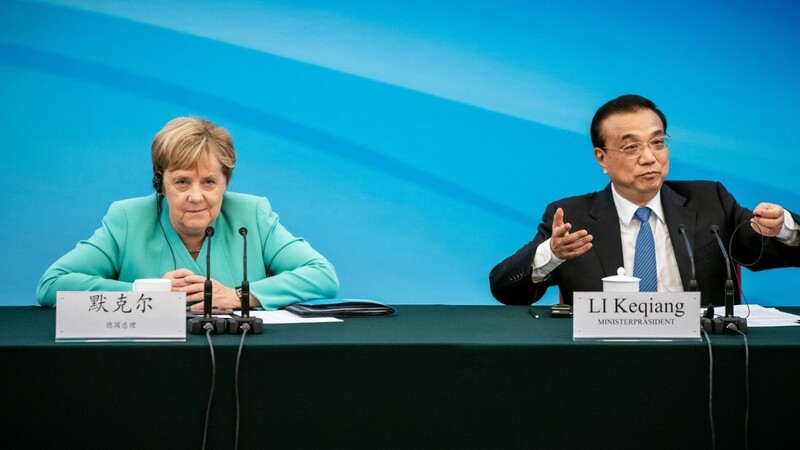 Bundeskanzlerin Angela Merkel (CDU) sitzt neben Li Keqiang, Ministerpräsident von China, bei einer Sitzung des Beratenden Ausschusses der Deutsch-Chinesischen Wirtschaft.