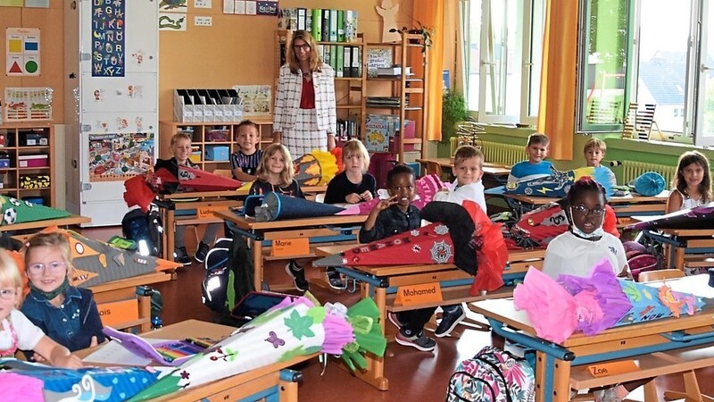Die Kinder der Klasse 1a, die von Rektorin Maria Behr geleitet wird.