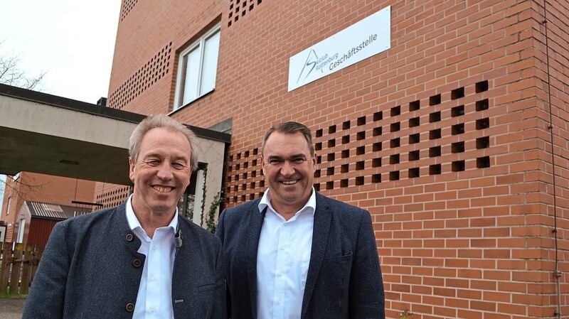 Skiclub-Präsident Georg Wittmann und Bürgermeister Alfred Holzner freuen sich über die Skiclub-Geschäftsstelle im Haus der Vereine.