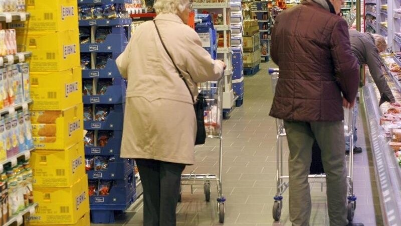 Viele Senioren halten sich dem Landratsamt zufolge nicht an die Ausgangsbeschränkungen und an die Mindestabstände in Supermärkten.