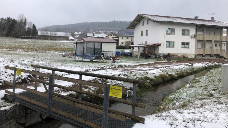 Der Radweg nach Hagengrub wurde noch rechtzeitig vor dem Wintereinbruch fertig. Die Behelfsbrücke wird im Frühjahr ausgetauscht .