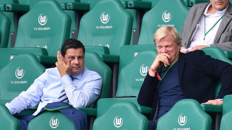 ZUFRIEDENHEIT AUF DER TRIBÜNE im Wolfsburger Fußballstadion bei DFL-Chef Christian Seifert (l.) und Bayern-Vorstandsmitglied Oliver Kahn über das Faktum, dass die Bundesliga alle Spiele bis zum 30. Juni durchgebracht hat.