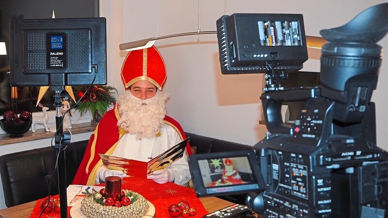 Der Nikolaus im Homeoffice - bestens ausgestattet kommt er virtuell ins Haus.