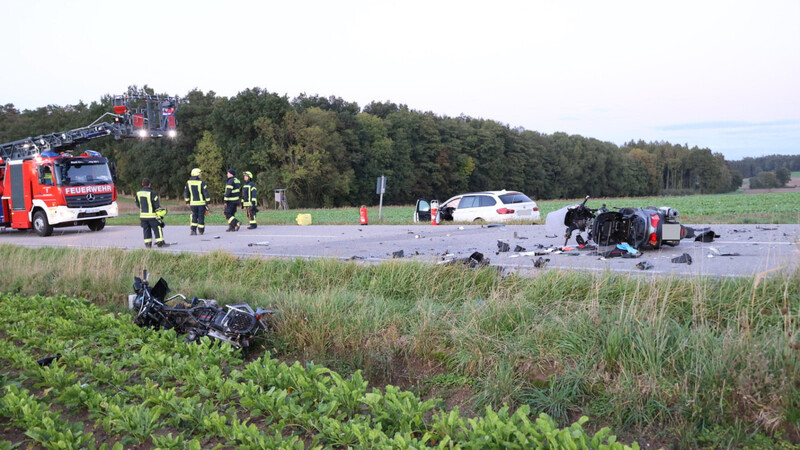 Bei einem schweren Unfall nahe Geiselhöring ist am Montag ein Motorradfahrer ums Leben gekommen. Drei weitere Personen wurden verletzt.