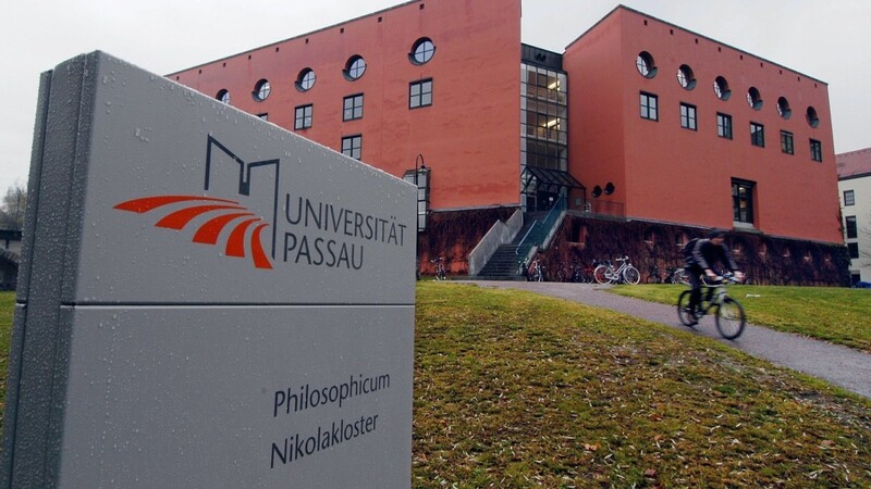Ein Unbekannter hat einige Wände der Universität Passau mit linksextremistischen Parolen besprüht (Symbolbild).