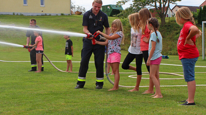 Auch die Mädchen konnten schon für künftigen Dienst bei der Feuerwehr üben.
