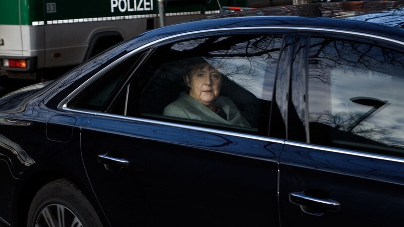 Bundeskanzlerin Angela Merkel (CDU) kommt in einer Limousine zu den Koalitionsverhandlungen von CDU, CSU und SPD in der SPD-Parteizentrale, dem Willy-Brandt-Haus.