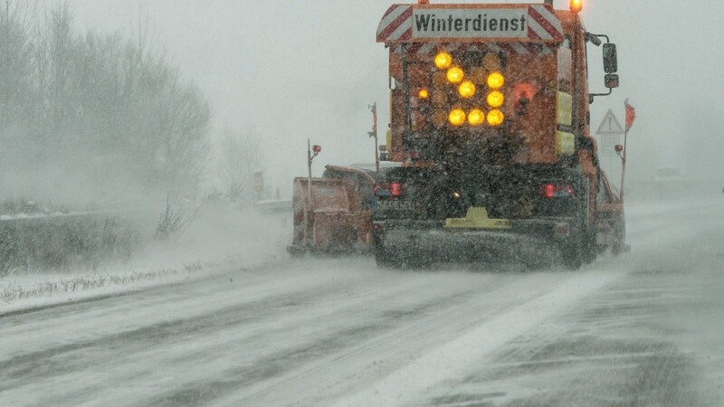 Schnee und Glätte auf den Autobahnen im Süden des Freistaats haben am Wochenende für zahlreiche Unfälle gesorgt. (Symbolbild)