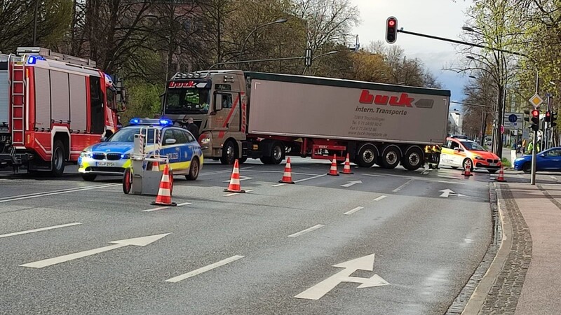 Am Mittwochnachmittag hat sich an der Kreuzung Luitpoldstraße/Dammstraße ein schwerer Verkehrsunfall ereignet, infolgedessen die Luitpoldstraße in beide Richtungen gesperrt werden musste.