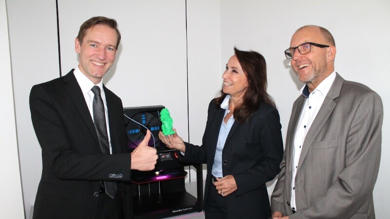 Ingrid Schmidt, Leiterin des bfz, überreichte Regierungspräsident Rainer Haselbeck (links) und Wolfgang Maier, Leiter der Wirtschaftsförderung der Regierung von Niederbayern, einen bayerischen Löwen in bfz-Grün aus dem 3D-Drucker.