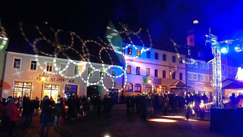 Während der gesamten Aktion erstrahlte der Marktplatz in weihnachtlichem Lichterglanz.