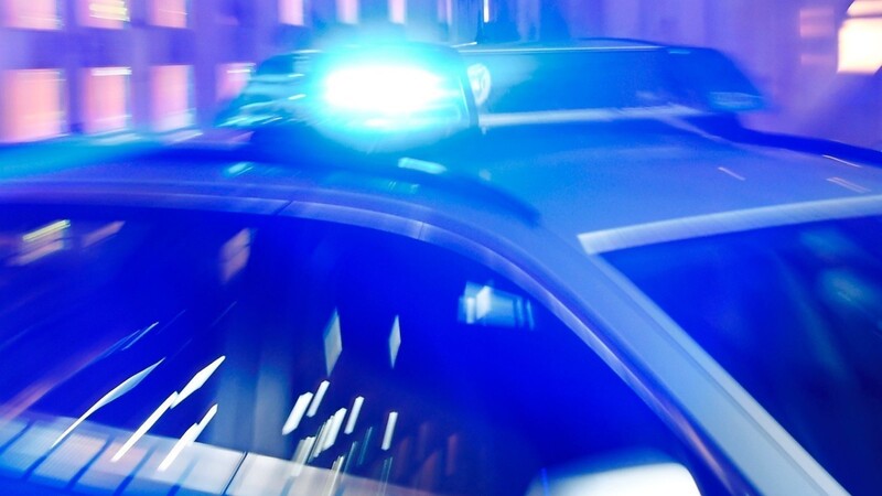 Der Fahrer eines Ford Mustang hat am Donnerstagabend mehrere Verkehrsteilnehmer durch sein riskantes Überholmanöver in Gefahr gebracht. Die Polizei sucht nach ihm. (Symbolfoto)