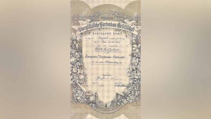 Urkunde der Oberpfälzischen Gartenbau-Gesellschaft aus dem Jahr 1877. Das Original befindet sich im Landratsamt. Die Urkunde bestätigt eine Vereinigung des Königlichen Bezirksamtes Stadtamhof.