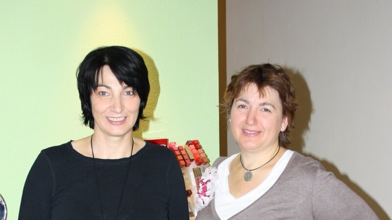 Regina Wagner (links) und Doris Sturm von Art of Beauty in Straubing kümmern sich seit 16 Jahren um ihre Kunden. (Foto: jg)