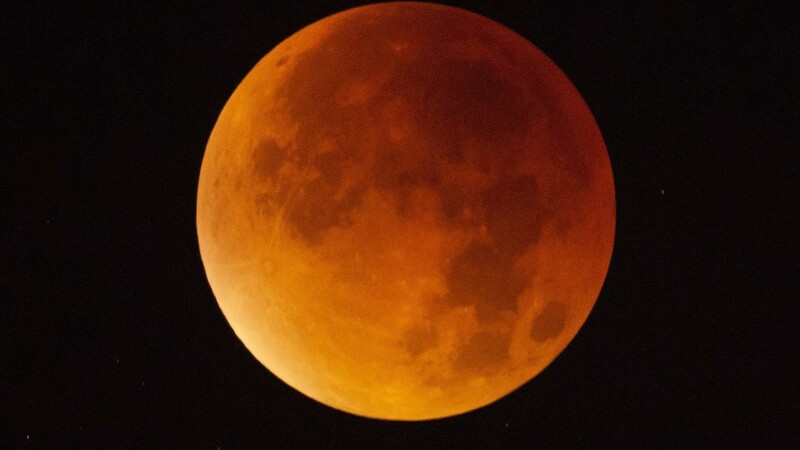 Ein Blutmond - wie hier bei einer Mondfinsternis im September 2015 - ist immer ein besonderer Anblick.