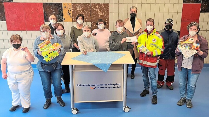 BRK-Katastrophenschutzleiter Tobias Muhr brachte die Süßigkeiten-Spende direkt im Anschluss an den Termin in die Notunterkunft für die ukrainischen Geflüchteten im Chamer Redemptoristenkloster.