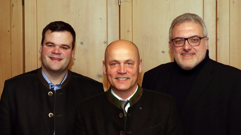 Peter Költz konnte sich mit Landratskandidat Manuel Mück (.) und Erich Irlstorfer (MdB) (.) prominente Unterstützung sichern.