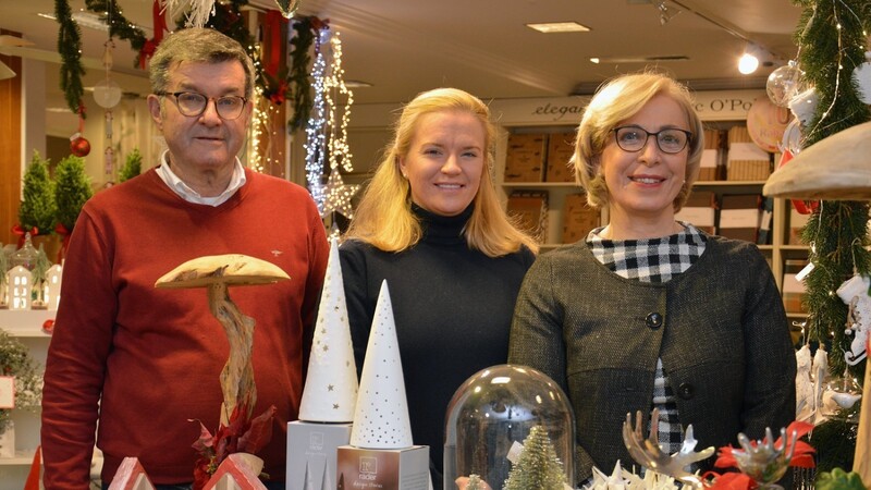 Sie verabschieden sich aus der Moosburger Geschäftswelt: Franz, Julia und Erni Pichler (von links).