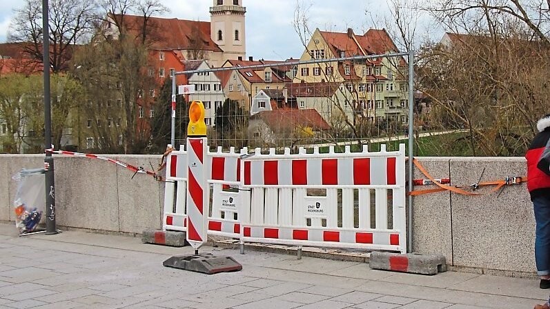 Ein VW-Bus hatte Ende März das Geländer der Steinernen Brücke in Regensburg durchbrochen.