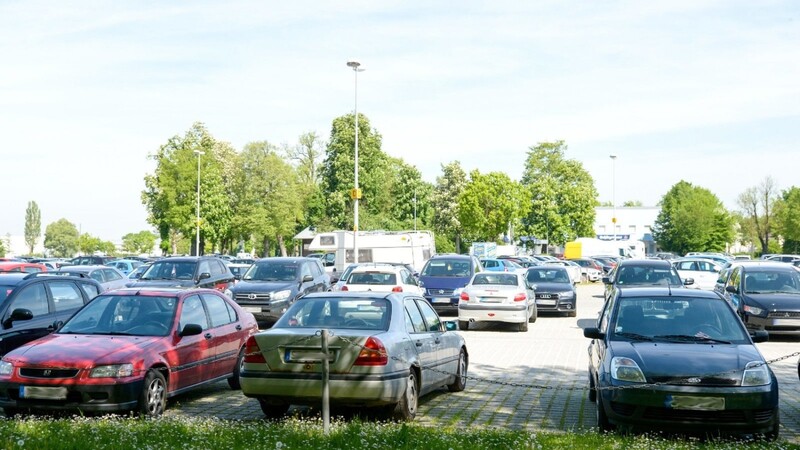 Der Großparkplatz Am Hagen ist bei Autofahrer beliebt. Dort Werbung zu verteilen, erscheint sinnvoll - ist aber nicht erlaubt. (Symbolbild)