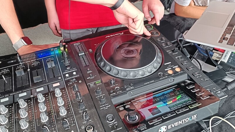 Von DJ Flomotion konnten sich die Teilnehmer ein paar Kniffe zum Musik-Auflegen abschauen.