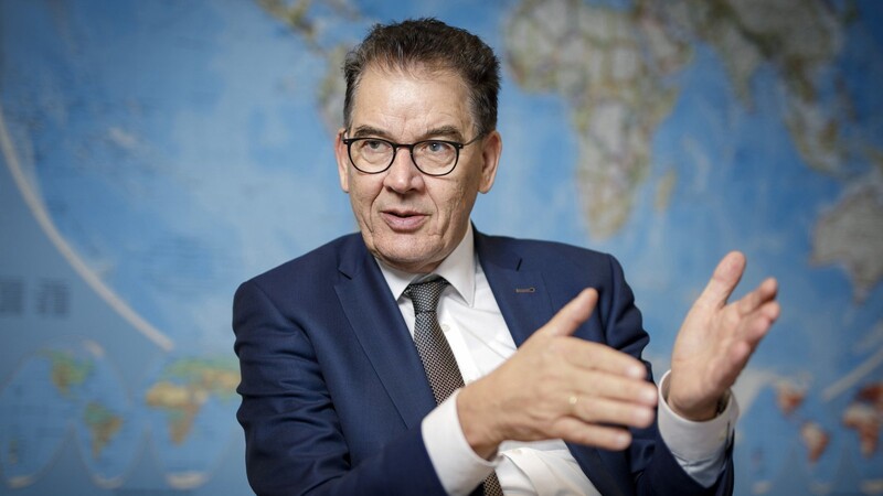 Bundesentwicklungsminister Gerd Müller warnt davor, Afrika im Kampf gegen Corona zurückzulassen. Denn: Dann komme das Virus zu uns.