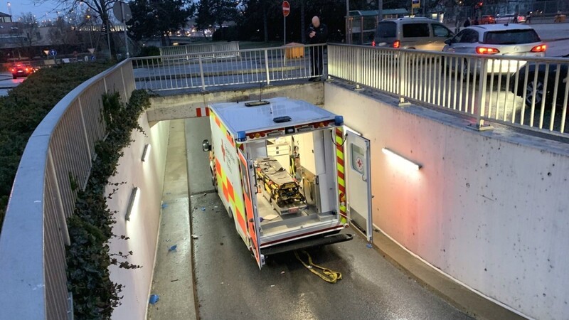 Der Rettungswagen blieb an einer Unterführung in der Nähe des Regensburger Donaueinkaufszentrums hängen.