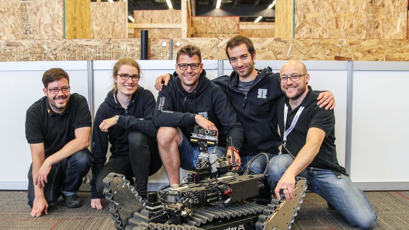 Johanna Gleichauf (2.v.l.) mit ihren AutonOHM-Teammitgliedern TH Nürnberg und dem Rettungsroboter "Schrödi" im Juni beim Robo-Cup in Montreal.