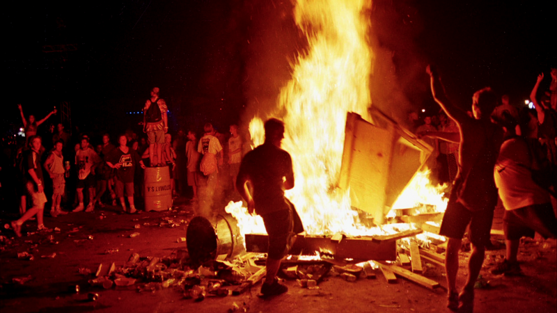 Die Gäste von Woodstock '99 verbrennen auf dem Festival beinahe alles, was sie in die Finger bekommen.