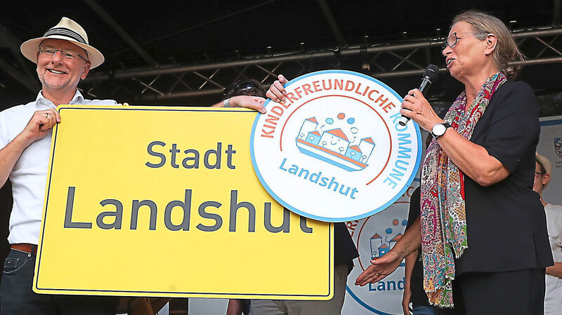 Die Vorstandsvorsitzende des Vereins "Kinderfreundliche Kommunen", Anne Lütkes, überreichte das Siegel am Mittwochnachmittag symbolisch und offiziell an Oberbürgermeister Alexander Putz.