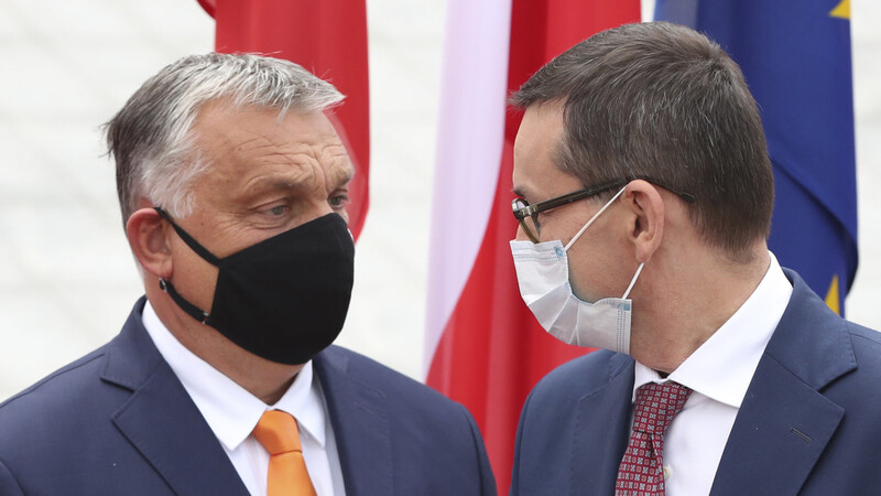 Ungarns Staatschef Viktor Orbán (l.) und Mateusz Morawiecki, Premierminister von Polen, machen ihre Drohungen wahr und blockieren das EU-Finanzpaket für die kommenden Jahre.