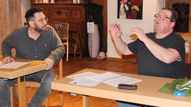 Der Räuber Hotzenplotz, gespielt von Wolfgang Schmidt (rechts), wird heuer bei der Märchenzeit auf dem Schwarzwihrberg sein Unwesen treiben; links Frank Gaszinski als Zauberer Petrosilius Zwackelmann.