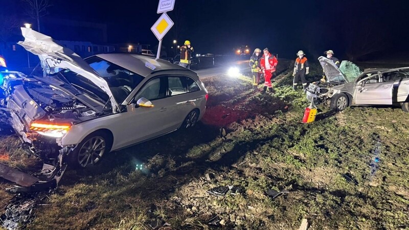 Bei Osterhofen sind am Dienstagabend zwei Autos zusammengestoßen - beide Fahrer wurden verletzt.