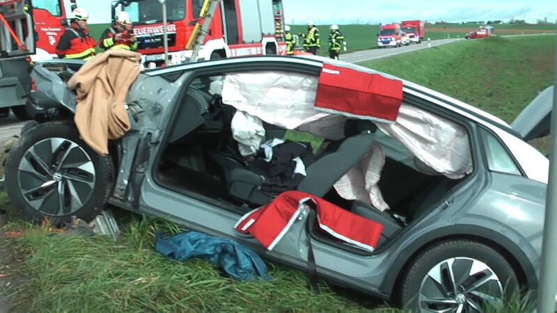Bei dem Unfall auf der R 12 bei Obertraubling sind zwei Personen schwer verletzt worden und mussten aus ihren Autos befreit werden.