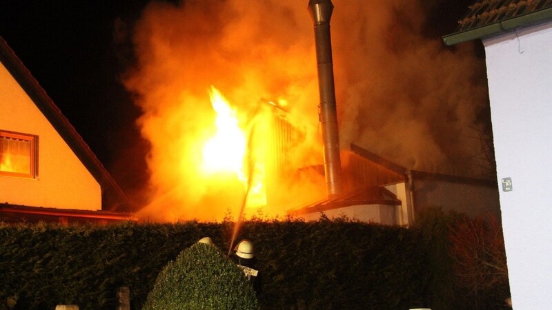 In der Nacht zum Dienstag brannte in Duggendorf eine Halle komplett ab.