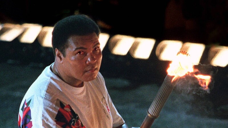 "Meine linke Hand zitterte wegen Parkinson, die rechte vor Angst", sagt Muhammad Ali, der 1996 das Olympische Feuer entfacht.