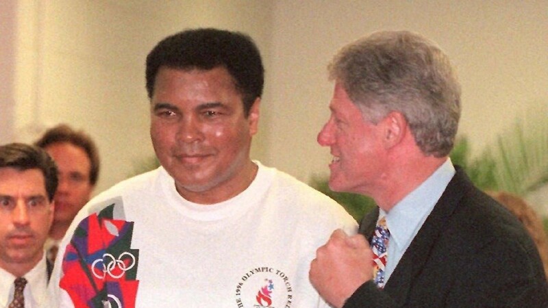 Der Auftritt von Muhammad Ali, der an Parkinson leidet, bei den Spielen 1996, rührt US-Präsident Bill Clinton zu Tränen.