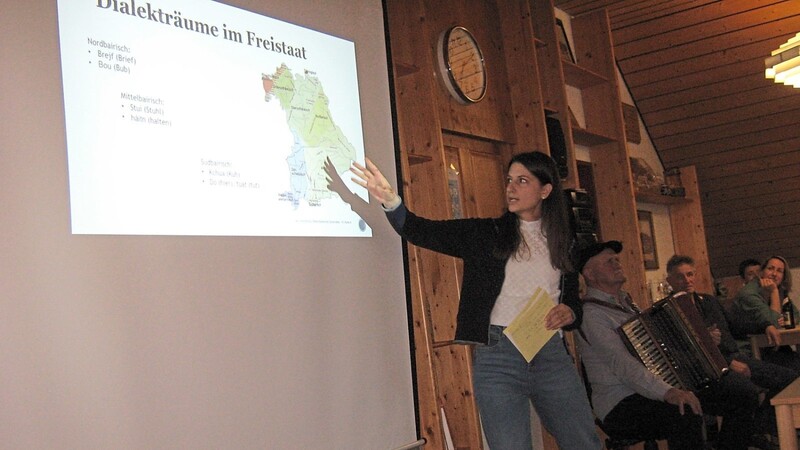 Kulturbeauftragte Lena Schöberl machte den Auftakt mit einen Kurzvortrag zum bairischen Dialekt.