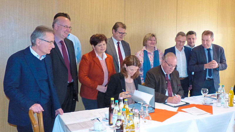 Landrätin Tanja Schweiger und Landrat Franz Löffler unterzeichnen die Verträge zur Kooperation.