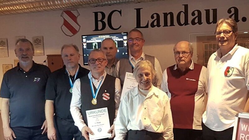 Die sieben Teilnehmer an der "Bayerischen" im Dreiband bei den Senioren am großen Billard, der Landauer Michael Neuhäusler (3.v.l.) holte sich den Titel.