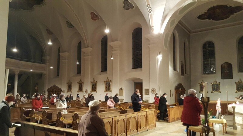 Zur ökumenischen Andacht anlässlich des Weltgebetstags der Frauen hatten sich viele Besucherinnen in der Stadtpfarrkirche eingefunden .