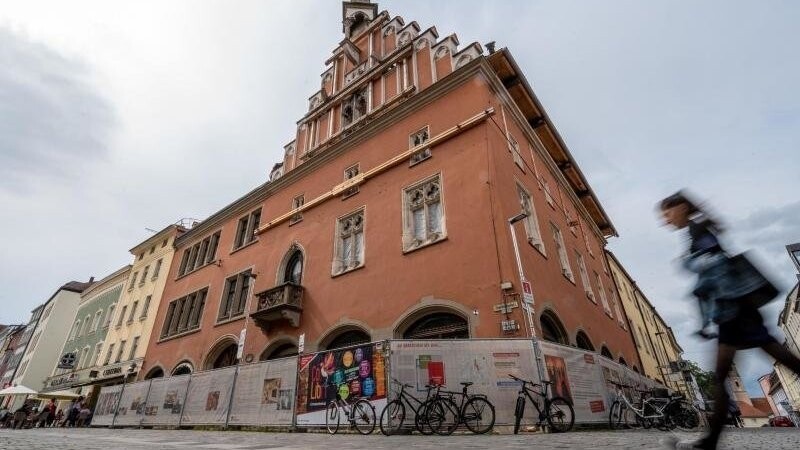 Das Rathaus soll künftig äußerlich wieder so aussehen, wie es die Straubinger Bürger gewohnt waren, kündigte der Münchner Architekt Andreas Hild an (Archiv).