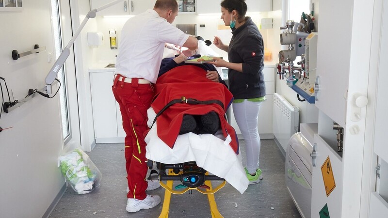Eine mobile Zahnarztpraxis in einem Rettungswagen, die direkt zum Patienten kommt, könnte bald auch im Raum Landshut zum Einsatz kommen. (Symbolbild)